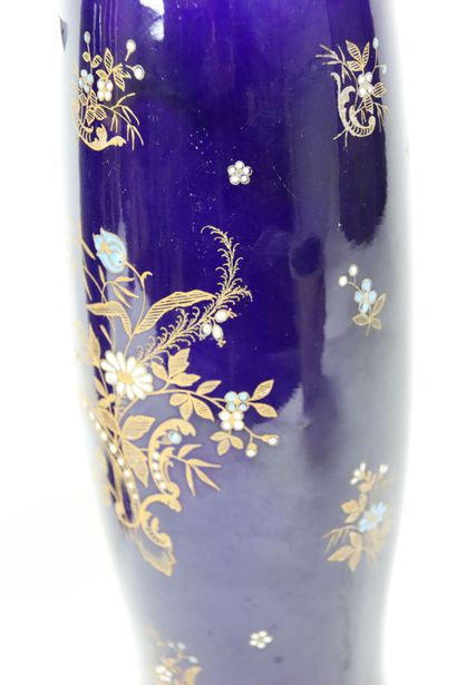 Paire de Vases en faïence polychrome sur...