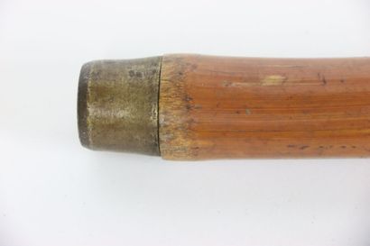 ASIE. Canne en bois gravée représentant des...