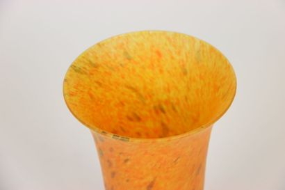 Vase évasé sur pied, style marmoréen, de...