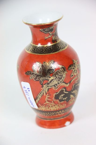 ASIE (CHINE) : Vase en porcelaine émaillée...