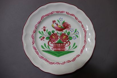 Réunion de 5 assiettes et plats à différents...