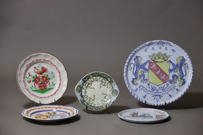 Réunion de 5 assiettes et plats à différents...