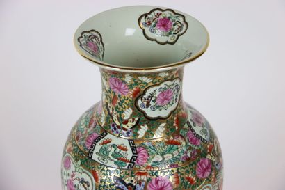 ASIE (CHINE) : CANTON. Vase balustre en porcelaine...