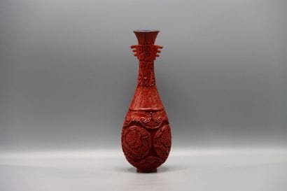 ASIE Chine : Vase soliflore (cinabre) en...
