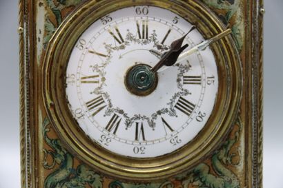 Petite pendule d'officier à décor polychrome...