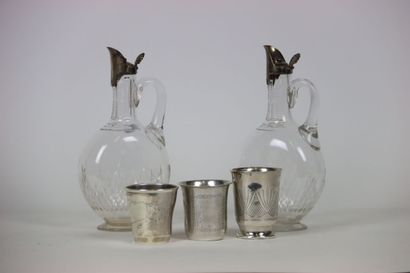 Paire de carafes en cristal à montures en...
