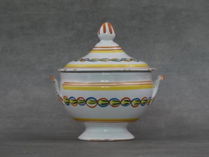 Petit pot couvert à décor de guirlande. Diamètre...