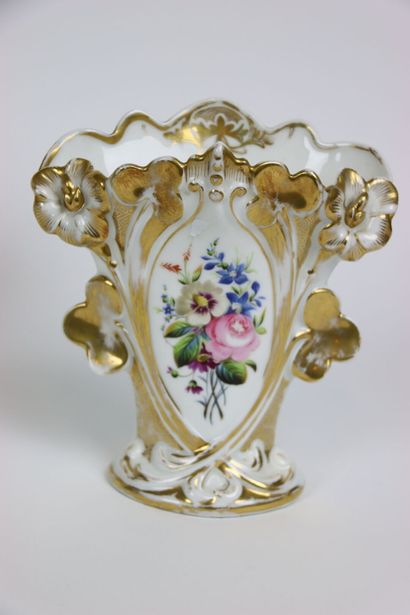 Paire de vase de Mariée polychromes en porcelaine...