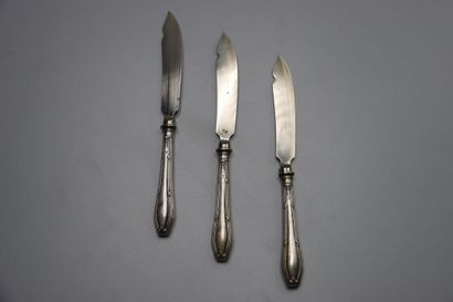 ARGENTERIE. Trois fourchettes et trois couteaux...