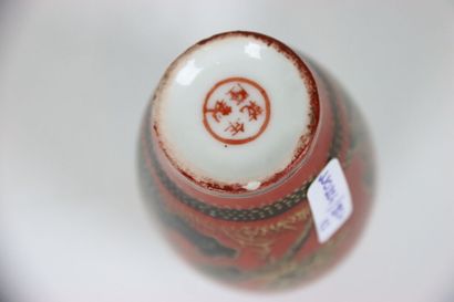 ASIE (CHINE) : Vase en porcelaine émaillée...