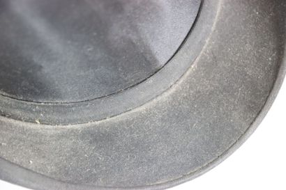 Une paire de chapeau CLAC. Hauteur: 15 c...