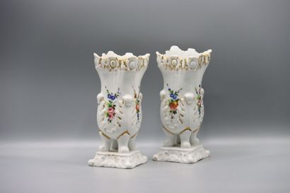 PAIRE DE VASES de mariée en porcelaine de...