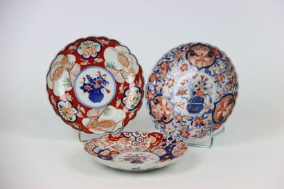 JAPAN. Set of three polychrome porcelain...