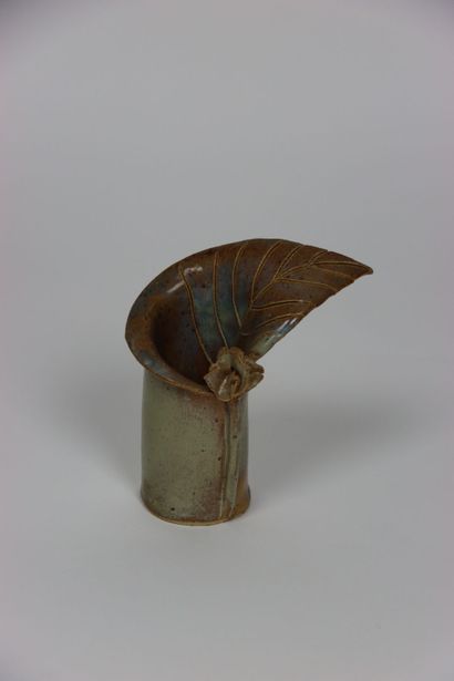 Petit vase en forme de feuille. Signé B.B....