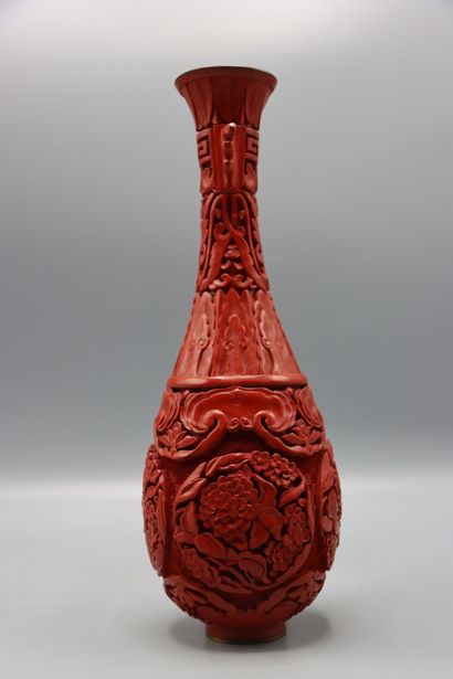 ASIE Chine : Vase soliflore (cinabre) en...