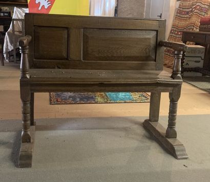 Travail Lorrain. Banc d'église en bois mouluré....
