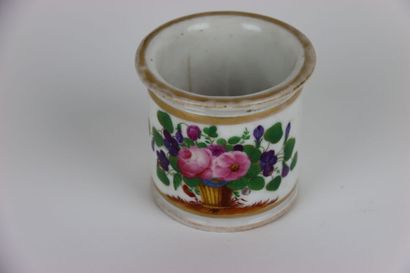 Petit pot en porcelaine de Paris. 