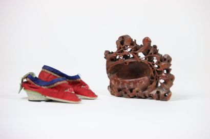 CHINA. Flowered basket in lardstone engraved...