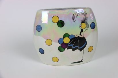 Vase plat en céramique polychrome à décor...
