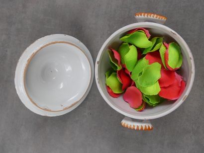Petit pot couvert à décor de guirlande. Diamètre...