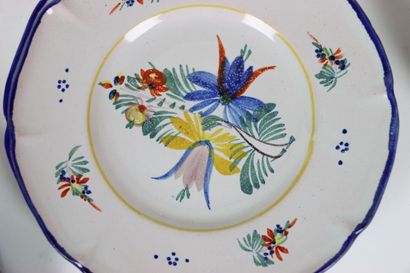 MOUSTIERS : Lot comprenant 5 assiettes à...