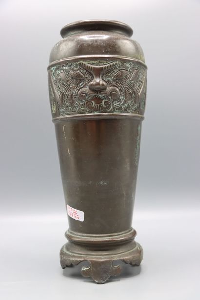 ASIE (CHINE) : Paire de vases en bronze de...