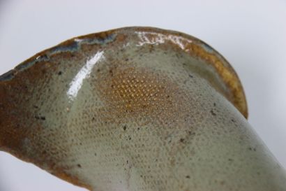 Petit vase en forme de feuille. Signé B.B....