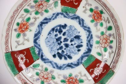 JAPAN. Meeting of five plates in IMARI porcelain...