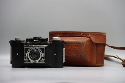 Appareil photo dans son étui en cuir. Dimensions...