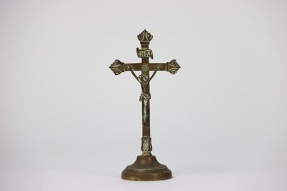 Réunion d'un crucifix en laiton hauteur :...
