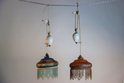 Paire de lustre monte et vient en verre émaillé,...