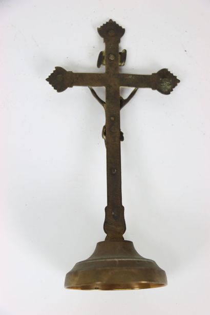 Réunion d'un crucifix en laiton hauteur :...