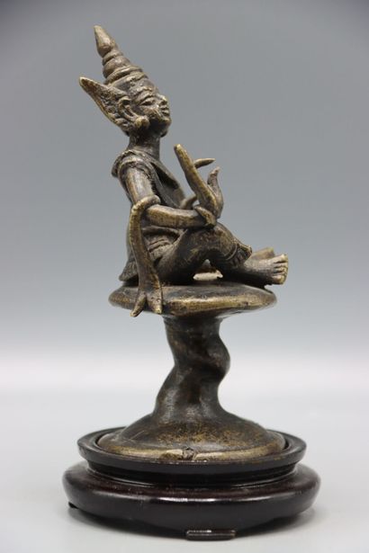 ASIA : BURMA Sculpture representing a Burmese...
