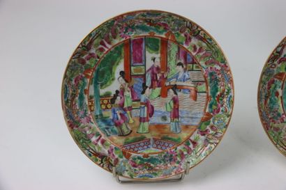 CHINE. Coupe en porcelaine à décor de volatiles...