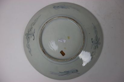 CHINE. Coupe en porcelaine à décor de volatiles...