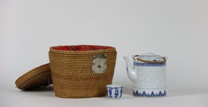 ASIE Chine : Service à thé dans un panier,...