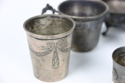 Réunion d'une tasse, un coquetier, une salière...