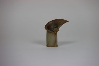 Petit vase en forme de feuille. Signé B.B....