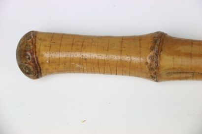 ASIE. Canne en bois gravée représentant des...
