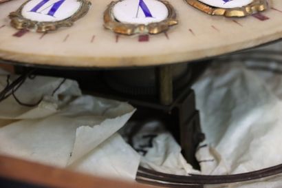 OEil de boeuf, à décor incrusté de nacre....
