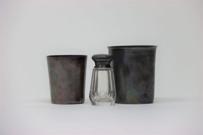 Réunion de deux timbales en argent poinçon...