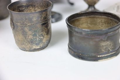 Réunion d'une tasse, un coquetier, une salière...
