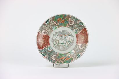 CHINE. Coupe en porcelaine à décor de volatiles...
