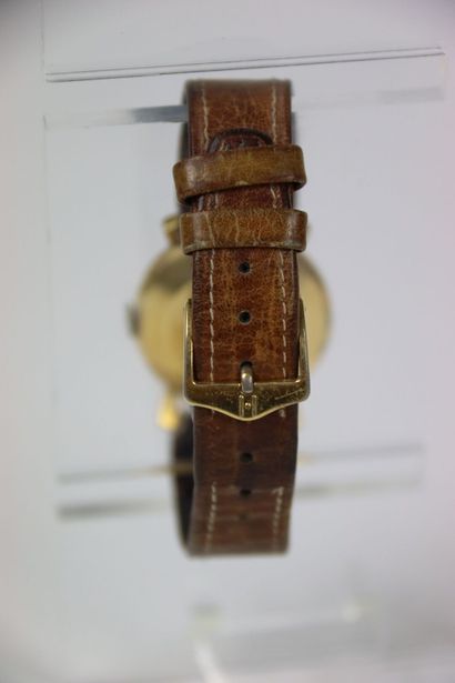 JAEGER-LECOULTRE watch in gold. Gross weight...