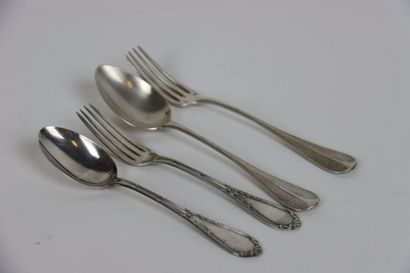 Réunion de deux fourchettes et de deux cuillères...