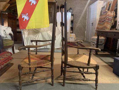 Deux chaises de nourrice paillés en bois...
