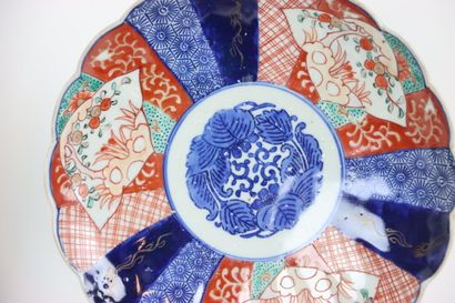 JAPAN. Meeting of five plates in Imari porcelain...