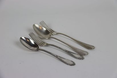 Réunion de deux fourchettes et de deux cuillères...