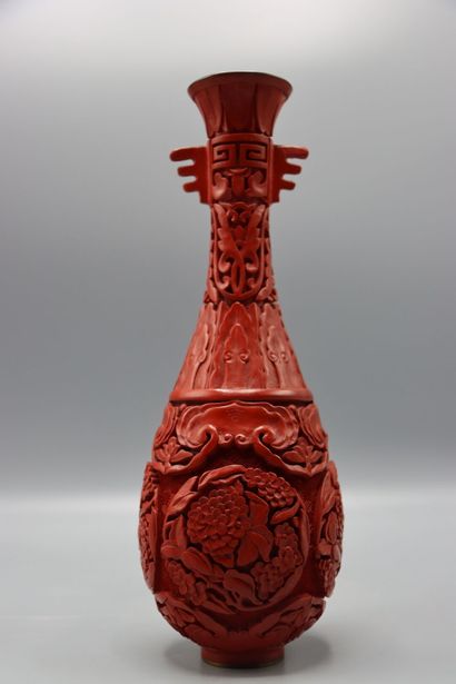 ASIE Chine : Vase soliflore (cinabre) en...