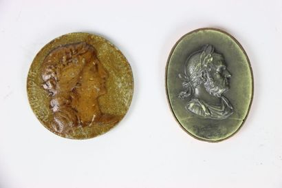 Collection de onze médaillons à décor de...